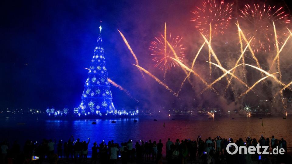 Ein Feuerwerk explodiert über dem schwimmenden Weihnachtsbaum am Strand von Botafogo in Rio De Janeiro. Bild: Bruna Prado/AP/dpa