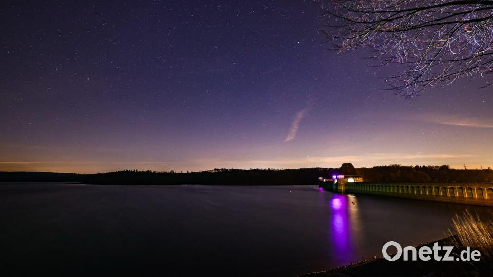 Winterlich klare Schönheit über dem Möhnesee Bild: Christoph Reichwein/dpa