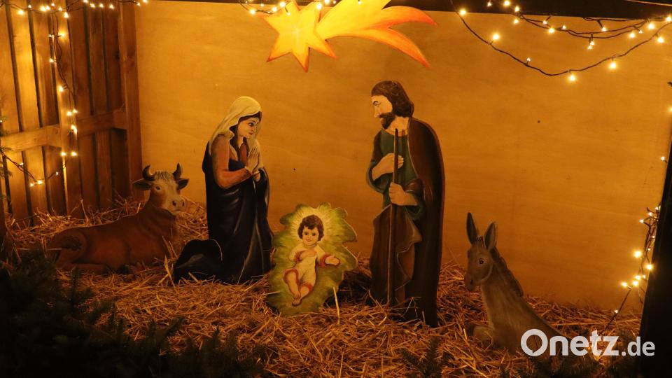Die große Krippe wurde im vergangenen Jahr von den örtlichen Ministranten gebaut. Sie ziert den Adventsmarkt und in der restlichen Vorweihnachtszeit den Christbaum vor der Pfarrkirche. Bild: mrr