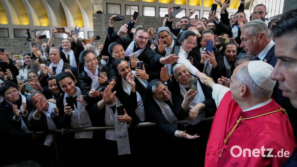 Mobile Begeisterung für Papst Leo Bild: Hussein Malla/AP/dpa