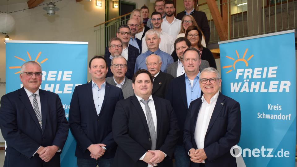 Die Freie Wählergemeinschaft Pfreimd nominierte Florian Reger (vorne, zweiter von rechts) zum Bürgermeisterkandidaten. Fünf Frauen und 15 Männer bewerben sich auf der Liste der FWG Pfreimd um Sitz und Stimme im Stadtrat. Bild: bnr