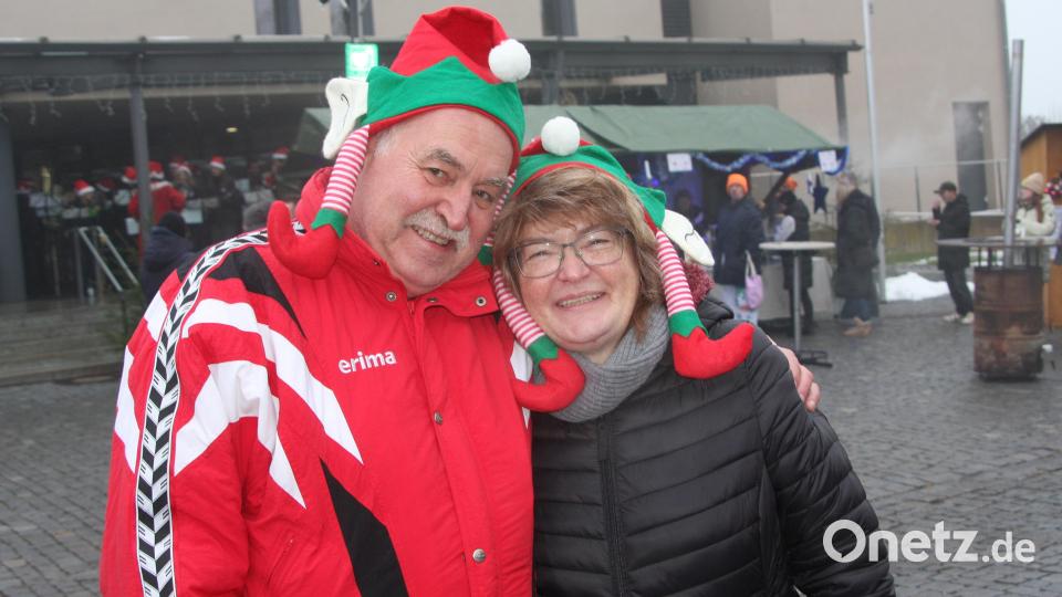 Den Eheleuten Klarner, und nicht nur ihnen, gefiel der Adventsmarkt. Bild: wro