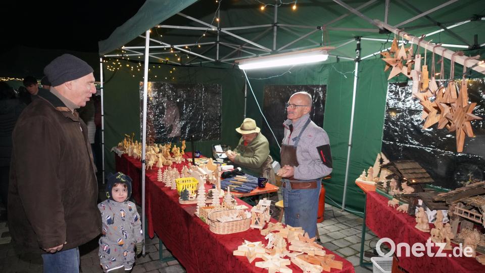 Großen Anklang fand der der OWV-Schnitzermarkt, bei dem Erwin Klotz (rechts) und Fritjoff Kösling ihr handwerkliches Geschick demonstrierten. Bild: fvo