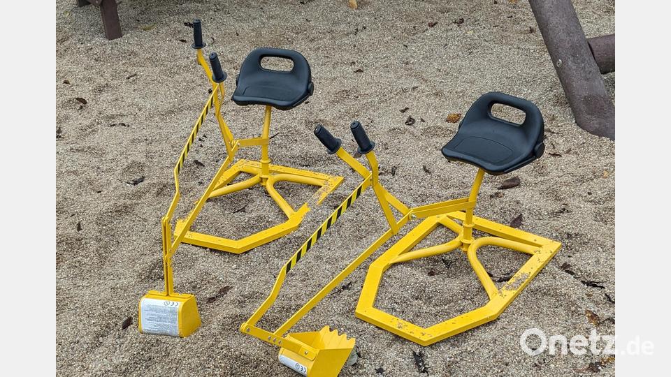 Die neuen Sitzschaufelbagger konnten durch die Erlöse der Dorfweihnacht finanziert werden. Bild: Carmen Hölzl