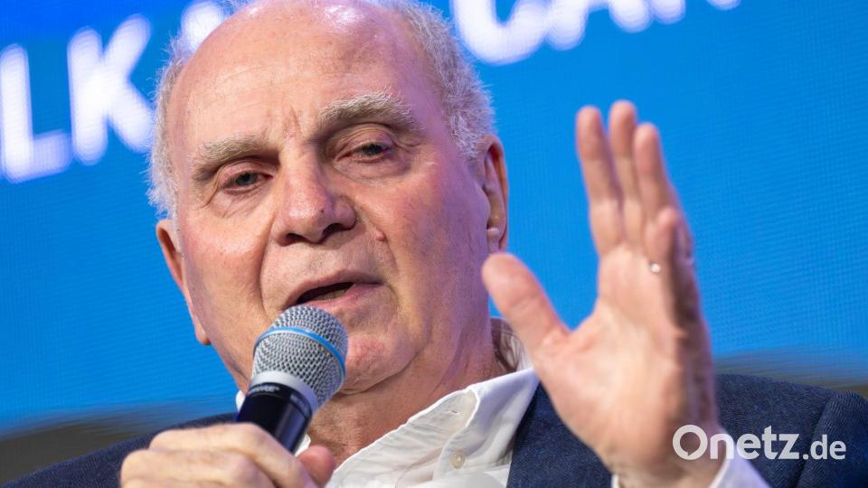 Uli Hoeneß spricht auf einem Kongress über Fußball-Themen und den FC Bayern. Bild: Peter Kneffel/dpa
