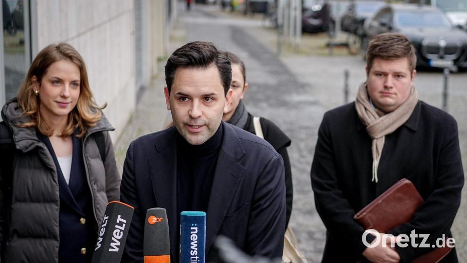 JU-Chef Johannes Winkel will bei der Abstimmung über das umstrittene Rentenpaket der Koalition mit Nein stimmen. Doch in einer Erklärung halten sich die jungen „Renten-Rebellen“ in der Union eine Hintertür offen. Bild: Kay Nietfeld/dpa