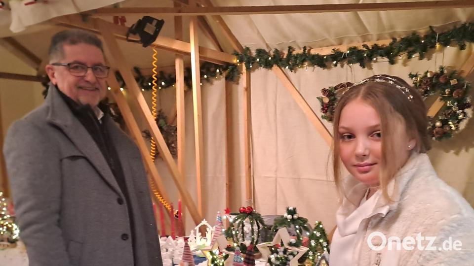 Bürgermeister und Christkind beim Rundgang um den Weihnacthsmarkt. Bild: gis