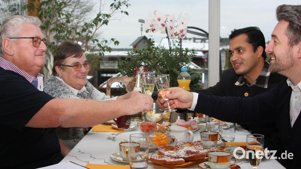 Den Bund der Ehe schlossen Albert und Hermine Schuller (von links) vor 50 Jahren. Zur Goldenen Hochzeit gratulierten Zweiter Bürgermeister Michael Dutz und Pfarrvikar Pater James (von rechts) aus Wiesau Bild: wro