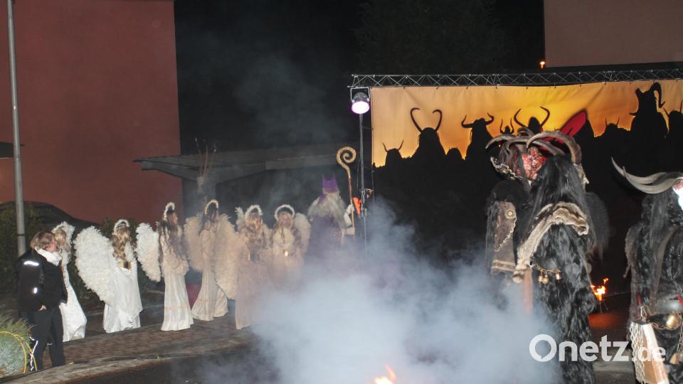Die "Schwarzachtal-Pass-Krampusse" stimmten mit ihrer Feuershow auf ihr Gastspiel am Kirch- und Rathausplatz ein. Bild: pi