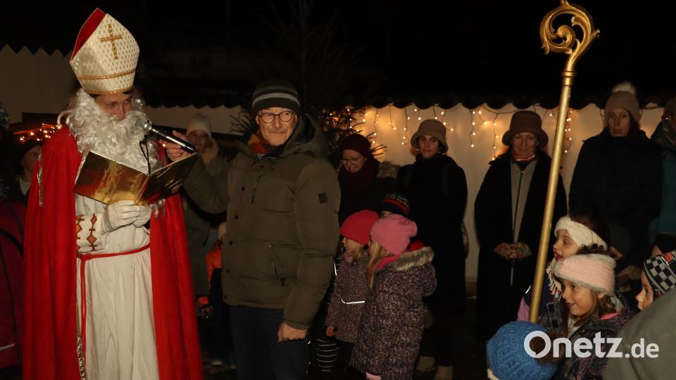 Der Heilige Nikolaus las den Riedener Kindergartenkindern aus dem goldenen Buch vor. Bild: mrr