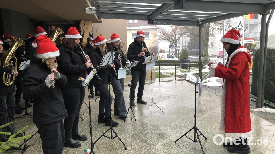 Eröffnet wurde der Adventsmarkt vom Musikverein Wiesau und Umgebung unter der Leitung von Paula Bächer (rechts). Bild: wro