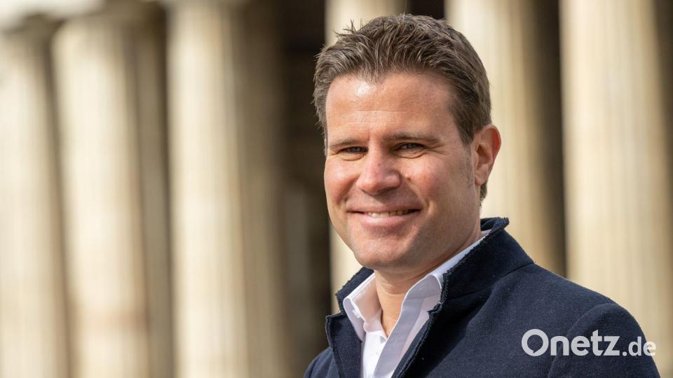 Der frühere Spitzenschiedsrichter Brych rief zum Schutz des Fußballs auf. (Archivbild) Bild: Peter Kneffel/dpa