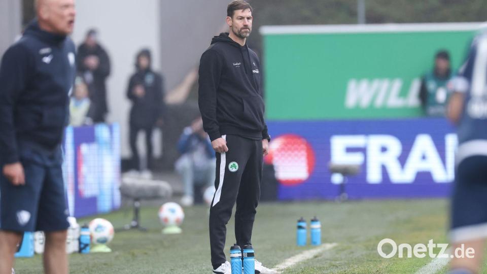Fürths Trainer Thomas Kleine steht konsterniert am Spielfeldrand. Bild: Daniel Löb/dpa