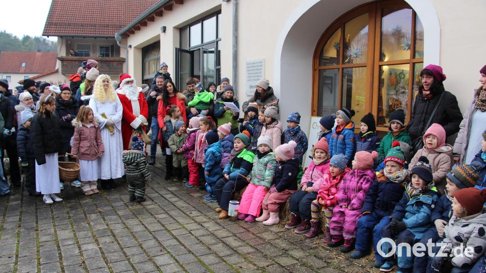 Die Kleinsten des Kinderhauses Etzelwang begrüßten mit ihrem Gesang das Christkind und den Nikolaus. Bild: ds