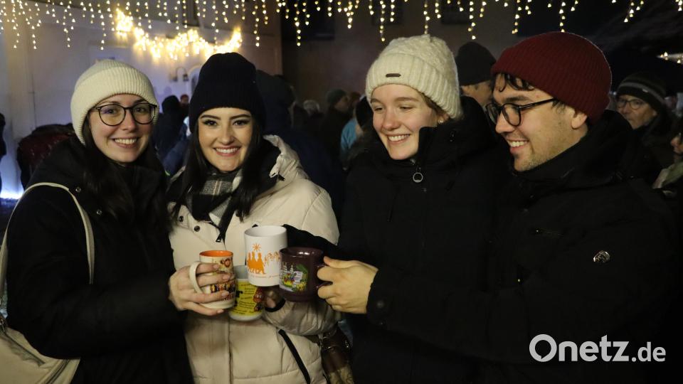 Bei einer Tasse Glühwein oder Kinderpunsch stimmten sich viele Besucher auf dem Riedener Adventsmarkt auf die Vorweihnachtszeit ein. Bild: mrr