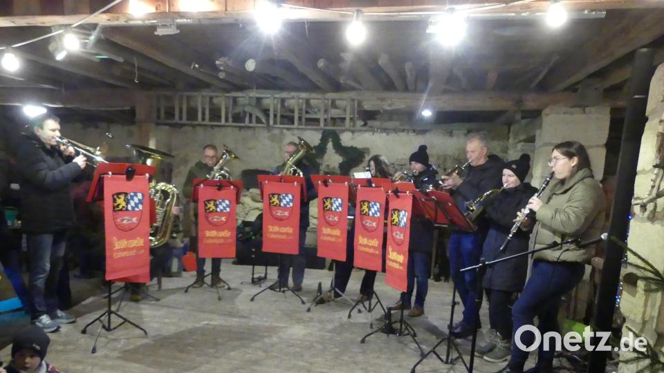 Mit einem längeren konzertanten Beitrag beendete ein Ensemble der Stadtkapelle den Adventsmarkt. Bild: rn