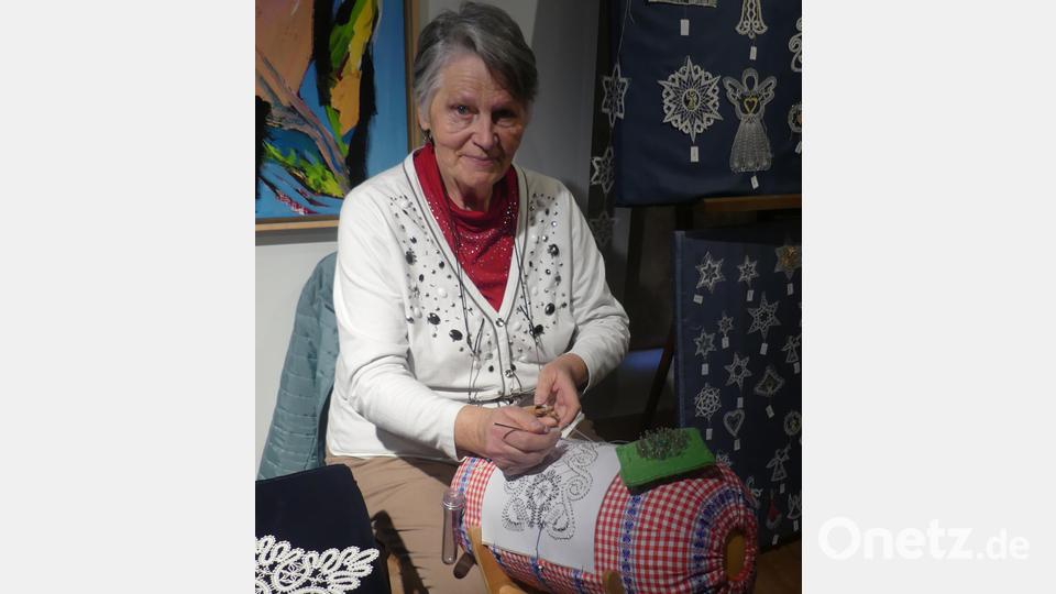 Die Besucher sahen, wie Klöppeln funktioniert. Bild: rn