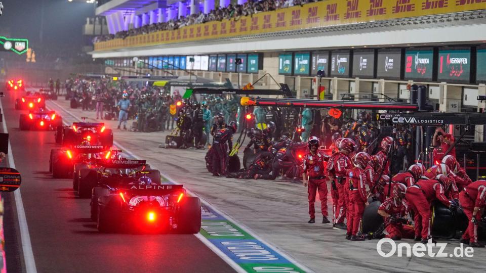 Alle kamen zum Reifenwechsel in der Safety-Car-Phase, nur McLaren nicht. Bild: Altaf Qadri/AP POOL/AP/dpa