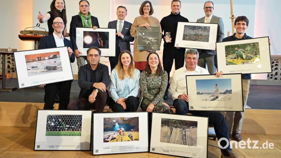 Die Preisträgerinnen und Preisträger bei der Preisverleihung „Pressefoto Bayern 2025“ zusammen mit Ilse Aigner. Bild: Malin Wunderlich/dpa