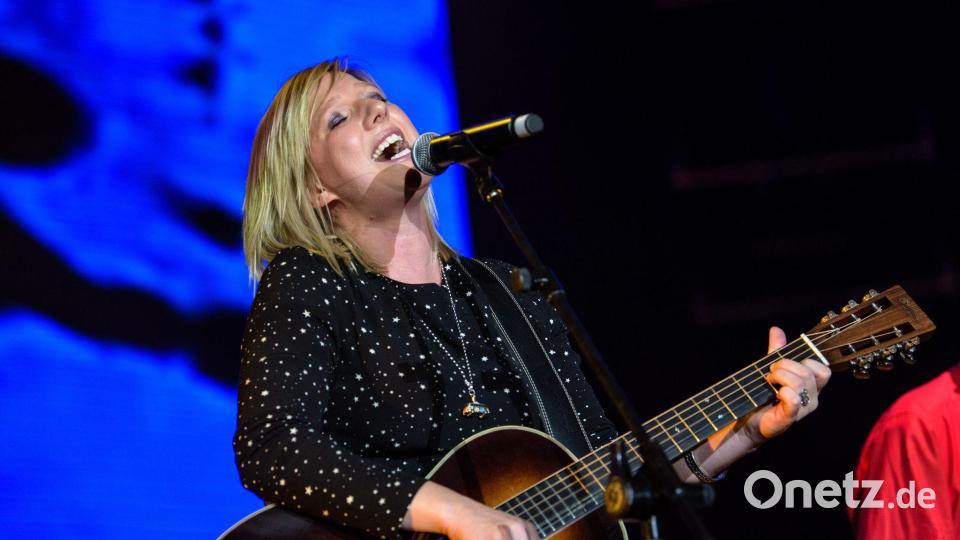 Claudia Koreck hat ihre erste Gitarre an Weihnachten erhalten. (Archivbild) Bild: picture alliance / Matthias Balk/dpa