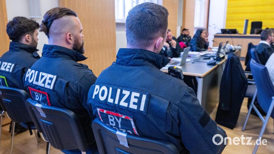 Laut Anklage überwältigten vier Männer am 17. August 2024 einen Mitarbeiter des BKH Straubing, um die Öffnung der Pforte zu erzwingen. Bild: Armin Weigel/dpa