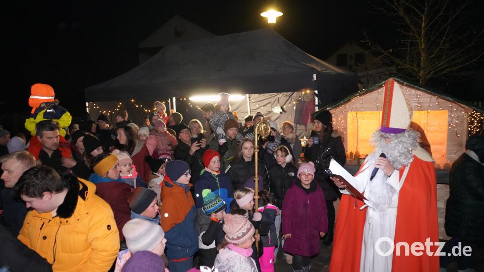 Ein Highlight des Adventsmarkts war auch der Heilige Nikolaus, der nicht nur schöne Worte, sondern auch Geschenke für die Kinder verteilte. Bild: fvo