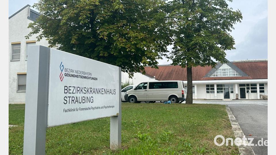 Ein Mitarbeiter des BKH Straubing wurde überwältigt. (Archivbild) Bild: Ute Wessels/dpa