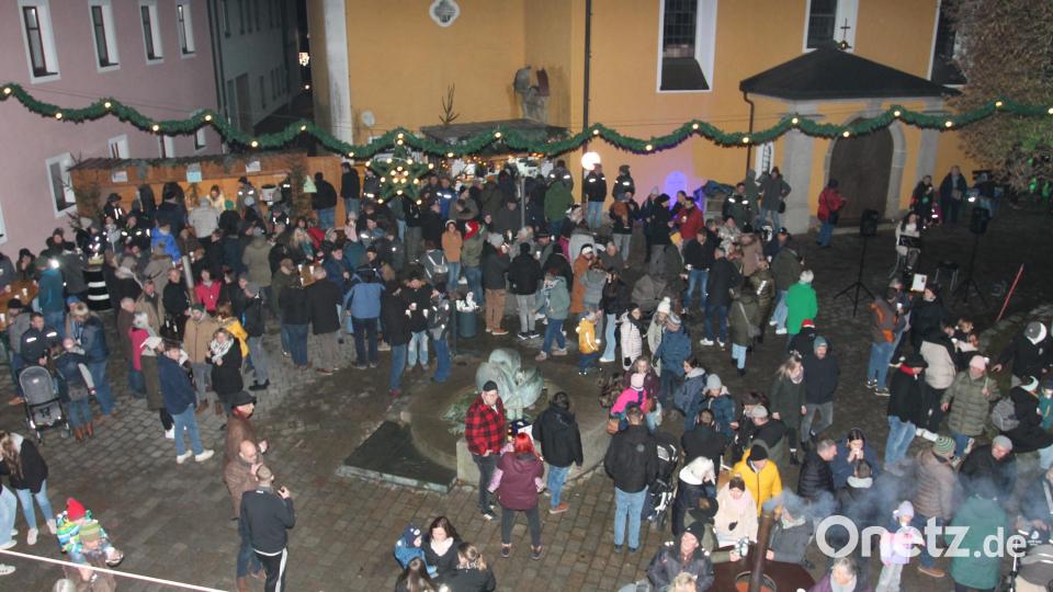 Der Blick vom Rathaus zeigt: Der Adventsmarkt kam gut an. Bild: pi
