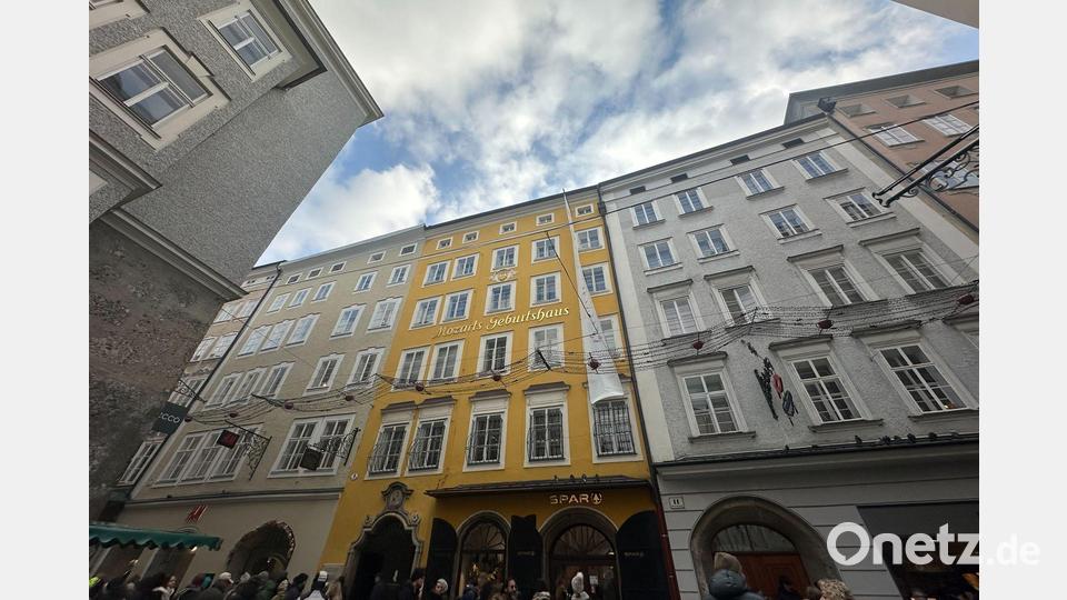 Blick auf das Geburtshaus von Mozart in der Getreidegasse in der Salzburger Altstadt. (Archivbild) Bild: Gregor Tholl/dpa