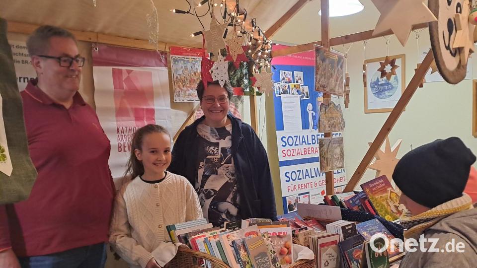 Die Betreiber des Eine-Welt-Stands freuten sich über regen Besuch. Bild: gis