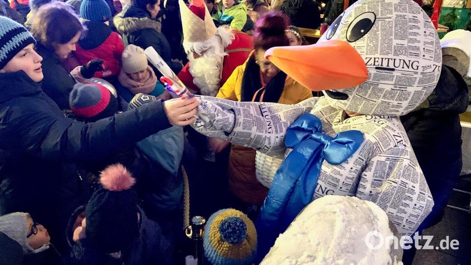 Am Freitag kommt auch die Zeitungsente Paula Print vorbei und verteilt kleine Geschenke. Bild: Gabi Schönberger