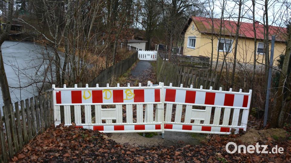 &quot;Wir sind in den Planungen&quot;, sagte Bürgermeister Max Bindl bei der Bürgerversammlung über die seit September 2008 gesperrte Lodermühlbrücke. Bild: jr