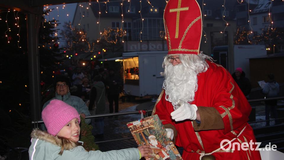 Ewald Oppl ist seit 37 Jahren Stamm-Nikolaus beim Adventsmarkt in Wiesau. Bild: wro
