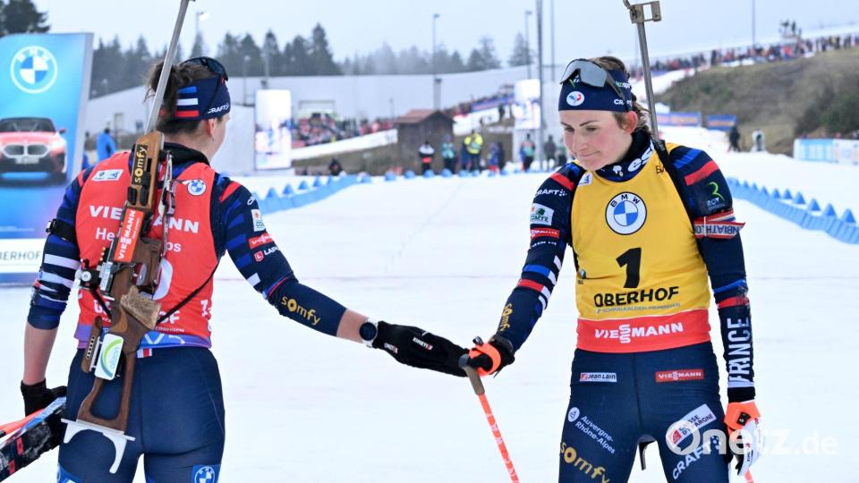 Eiszeit: Julia Simon und Justine Braisaz-Bouchet (r) beschränken ihren Kontakt auf ein Minimum. (Archivbild) Bild: Martin Schutt/dpa