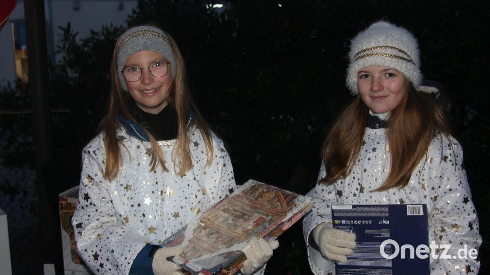 Der Heilige Nikolaus wurde beim Austeilen der Adventskalender von zwei jungen Engeln unterstützt. Bild: wro