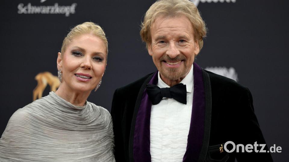 An Gottschalks Seite ist Ehefrau Karina. (Archivbild) Bild: Felix Hörhager/dpa