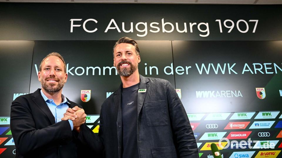 Das Projekt ist gescheitert: Augsburgs Geschäftsführer Ströll (l) und Wagner bei der Vorstellung des neuen Trainers im Juli. (Archivbild) Bild: Harry Langer/dpa
