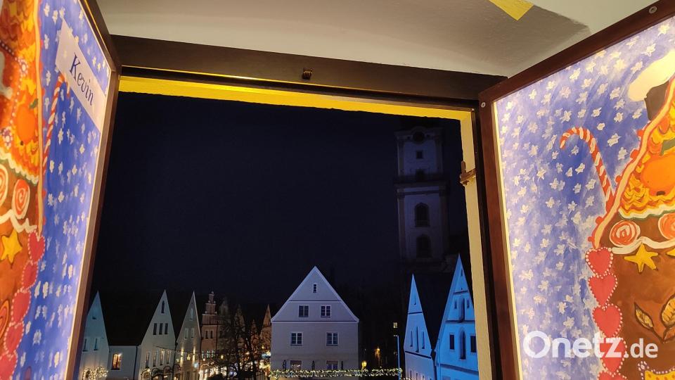 In Weiden hat sich das Alte Rathaus jetzt wieder in einen riesigen Adventskalender verwandelt. Bild: Stadtmarketing Weiden