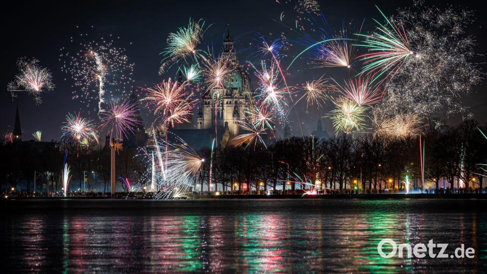 „Menschen wollen zum Jahreswechsel sichtbar und gemeinsam feiern – sicher, legal und rücksichtsvoll“, sagt der Pyrotechnik-Verband. (Archivbild) Bild: Moritz Frankenberg/dpa