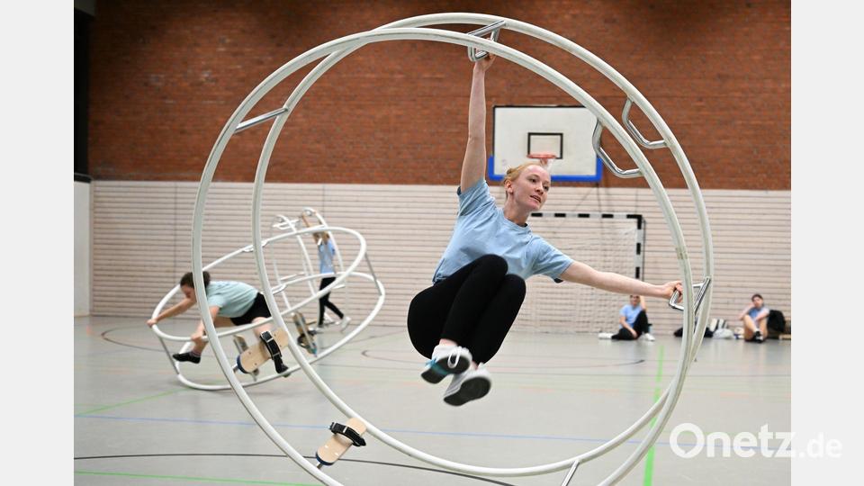 Rhönradturnerinnen wie Klara Kiefer schätzen die Eleganz und Vielfältigkeit ihres Sportgeräts. Bild: Arne Dedert/dpa