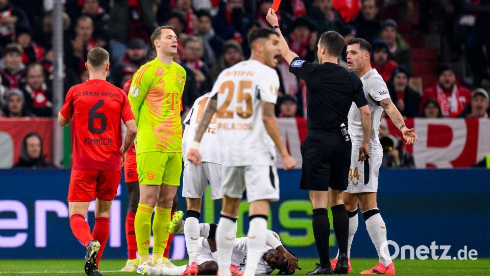 Pokalsperre vorbei: Nach seiner Roten Karte beim Achtelfinal-Aus gegen Bayer Leverkusen darf Manuel Neuer (2.vl) in Berlin wieder im Tor stehen. Bild: Tom Weller/dpa