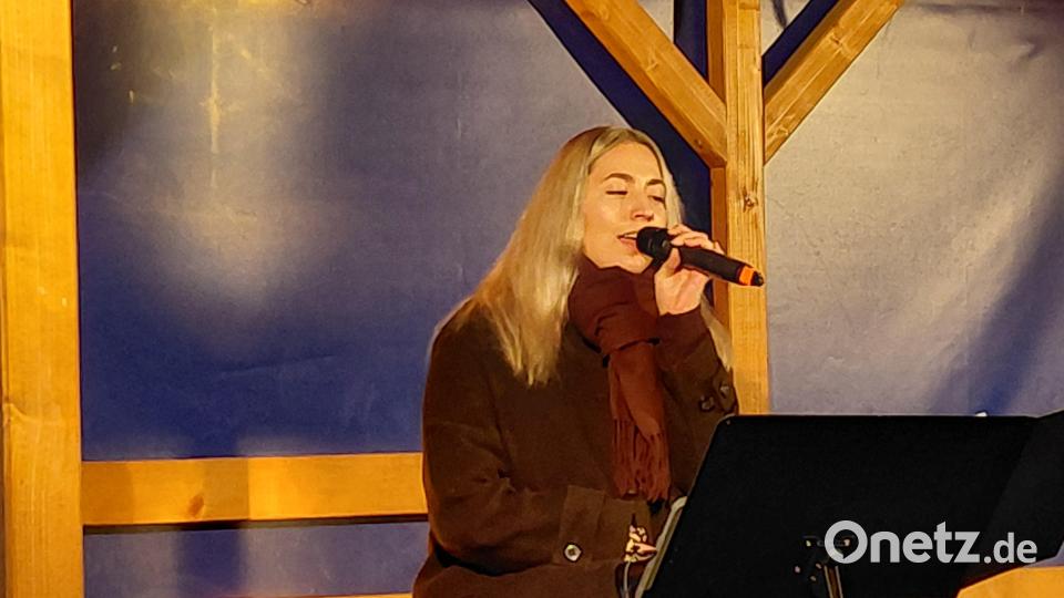 Zum vierten Mal gastiert Sängerin Anna Schön auf dem Pressather Christkindlmarkt. Bild: Bernhard Piegsa