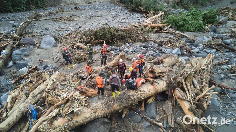 Erdrutsche und Sturzfluten haben schwere Schäden angerichtet. Bild: Nazar Chaniago/AP/dpa