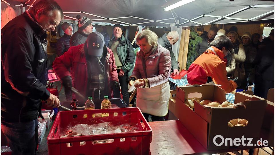 Bratwurstduft gehört zu einem Weihnachtsmarkt. Dafür sorgt der Männergesangsverein Frohsinn bestens gelaunt. Bild: ise