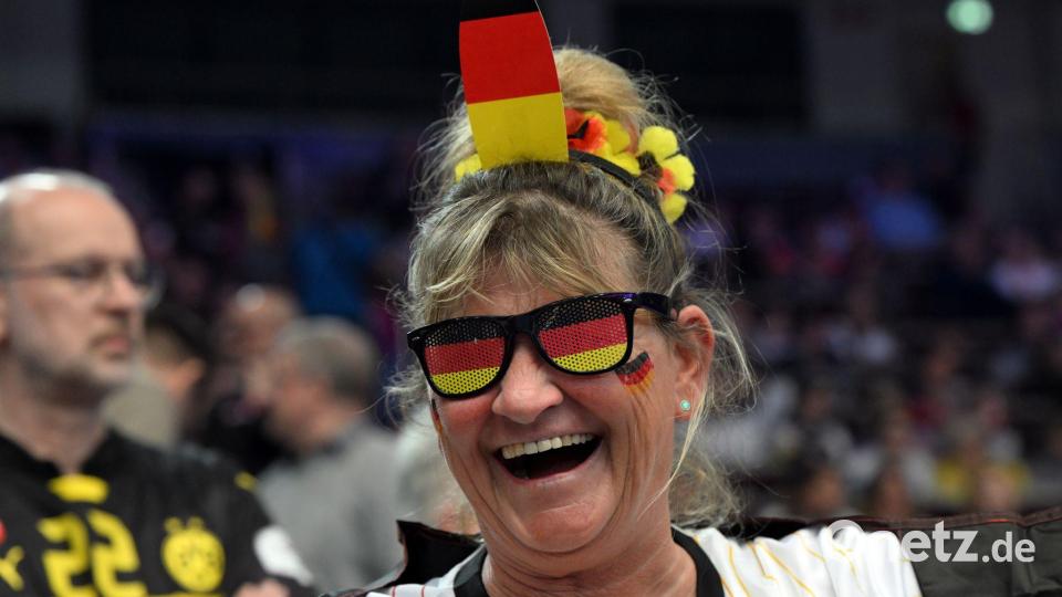 Trotz vieler leerer Plätze: gute Stimmung bei den deutschen Fans. Bild: Federico Gambarini/dpa