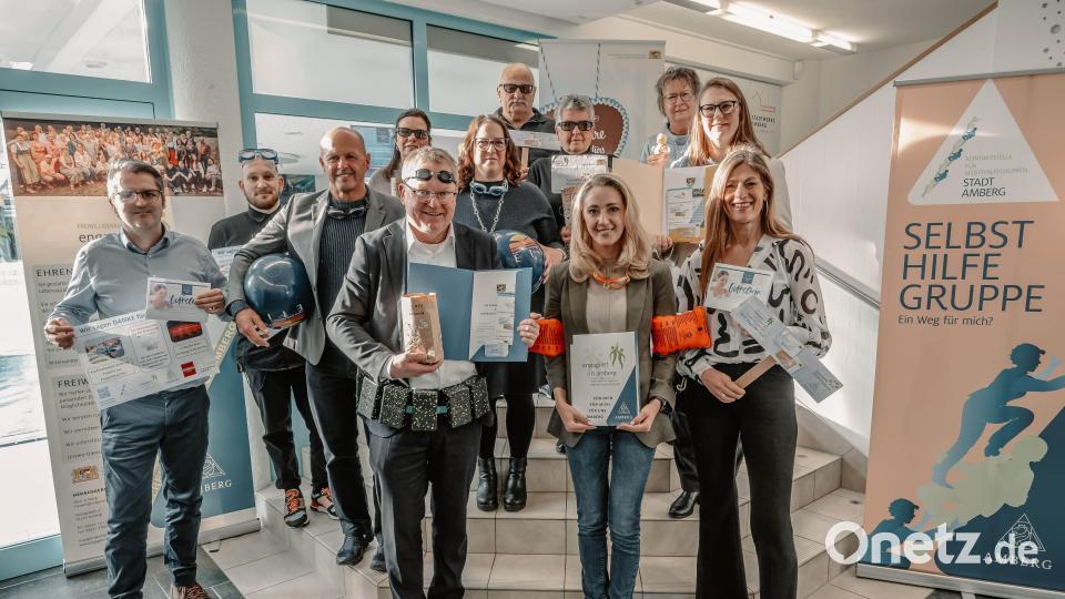 Die Beteiligten der Stadt Amberg, aus der Freiwilligenagentur, den Stadtwerken und dem Cineplex-Kino stellten mit Schwimmutensilien und Popcorn im Kurfürstenband die Aktionen rund um den Internationalen Tag des Ehrenamts vor. Bild: Thomas Graml, Stadt Amberg