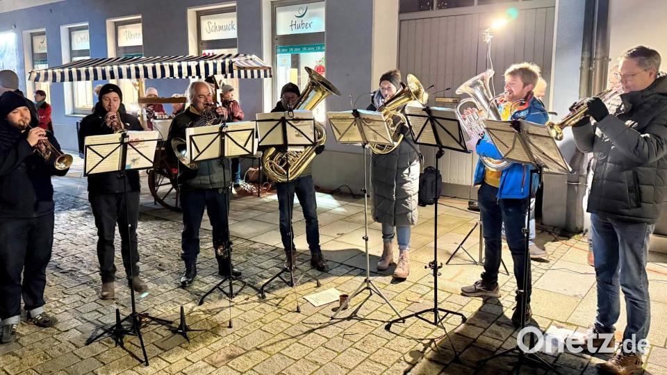 Mit weihnachtlicher Musik umrahmten &quot;Die Herzensblecher&quot; die Auftaktveranstaltung zum Lebendigen Adventskalender 2025. Die Leitung hat Gerhard Böller (Dritter von links). Bild: Alfred Härtl
