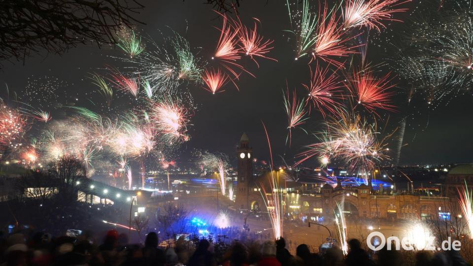 Initiativen und Verbände fordern ein Verbot von privatem Feuerwerk. (Archiv) Bild: Marcus Brandt/dpa