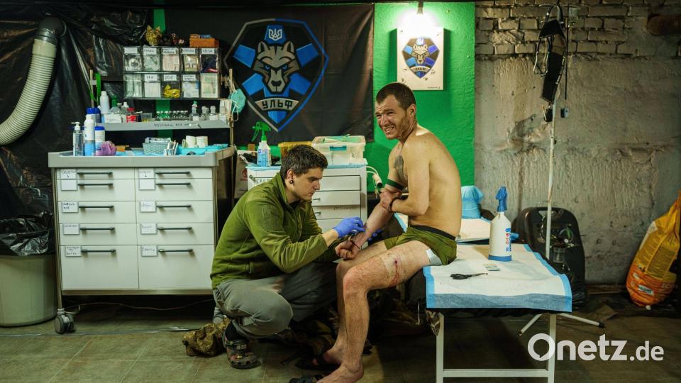 Sanitäter behandelt verwundeten Soldaten nahe der Front in der Ostukraine Bild: Evgeniy Maloletka/AP/dpa