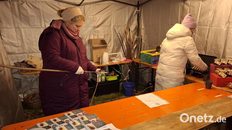 Stockbrotwickeln wie am Fließband beim Obst- und Gartenbauverein. Bild: ise